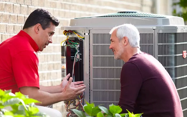 technician talks to homeowner about air conditioner.